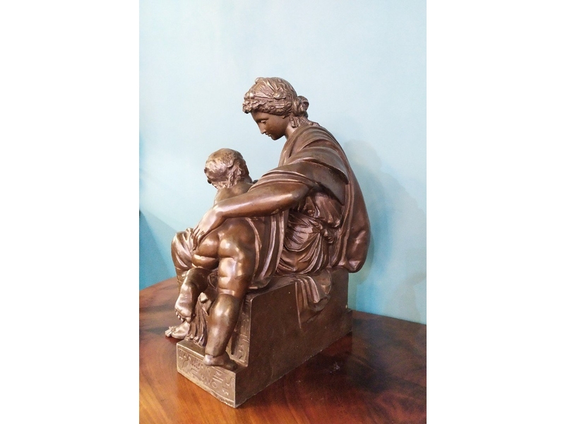 Старинная скульптура «Женщина с младенцем» 3