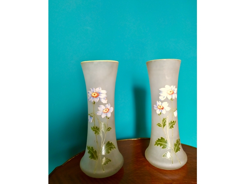 Пара антикварных ваз с изображением полевых цветов 2