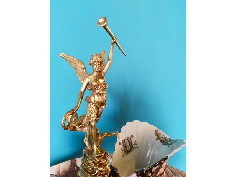 Двойная ваза-конфетница с фигурой богини Ники 1