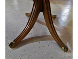 Винтажный кофейный столик с бронзовыми накладками на ножках 2