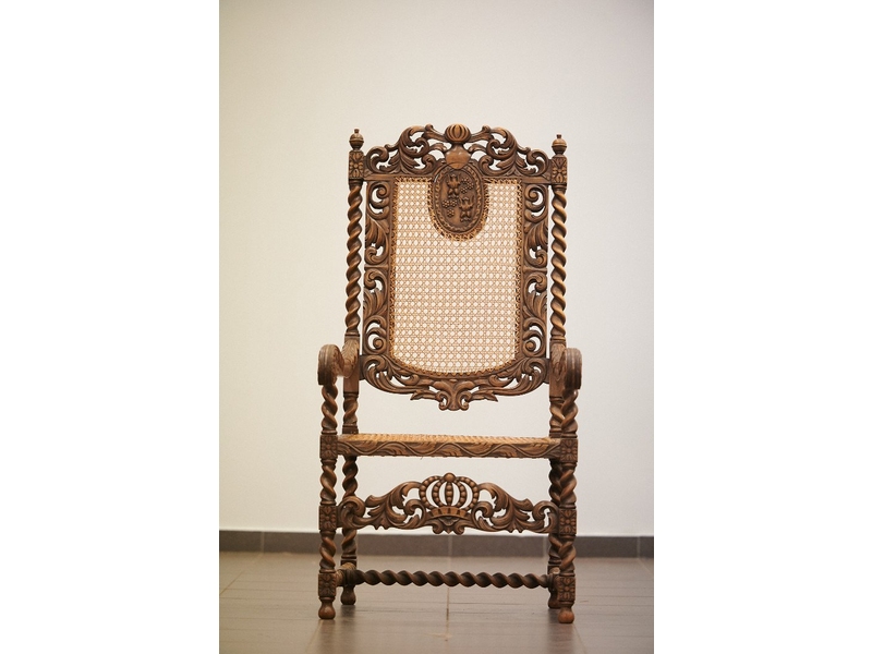 Старинное кресло с ротанговым плетением 0