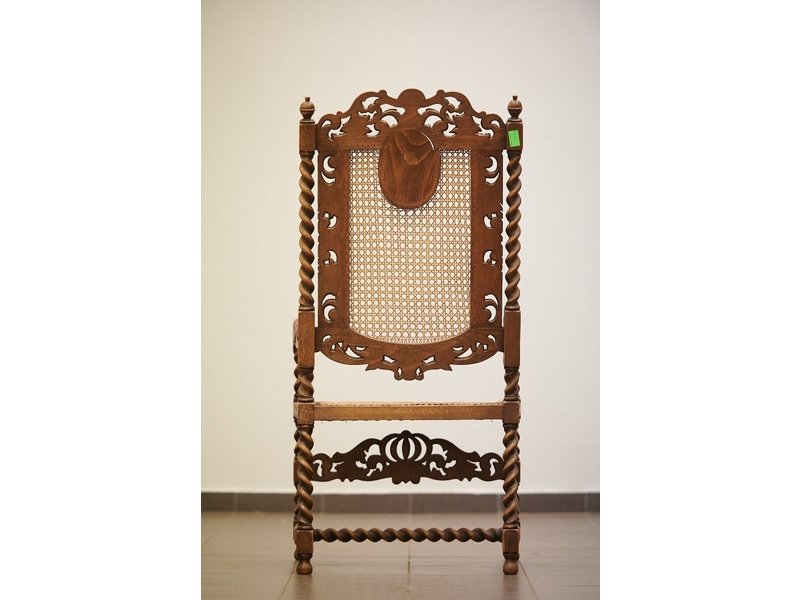 Старинное кресло с ротанговым плетением 2