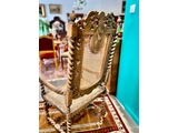 Старинное кресло с ротанговым плетением 4