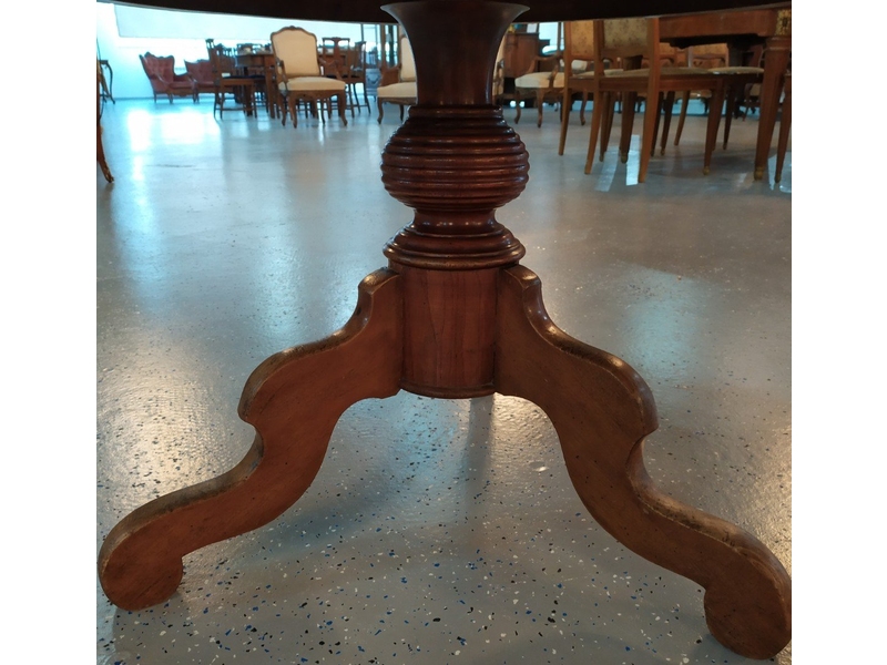 Старинный кофейный столик с резной столешницей 3