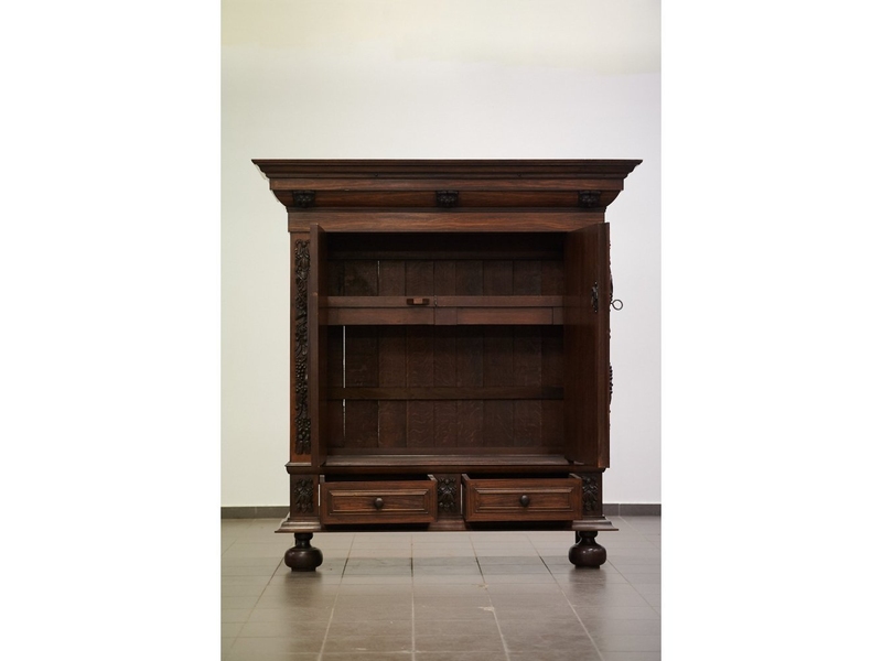 Старинный шкаф в стиле неоренессанс 2