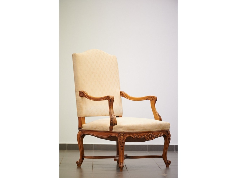 Старинное кресло из массива ореха XIX века 1