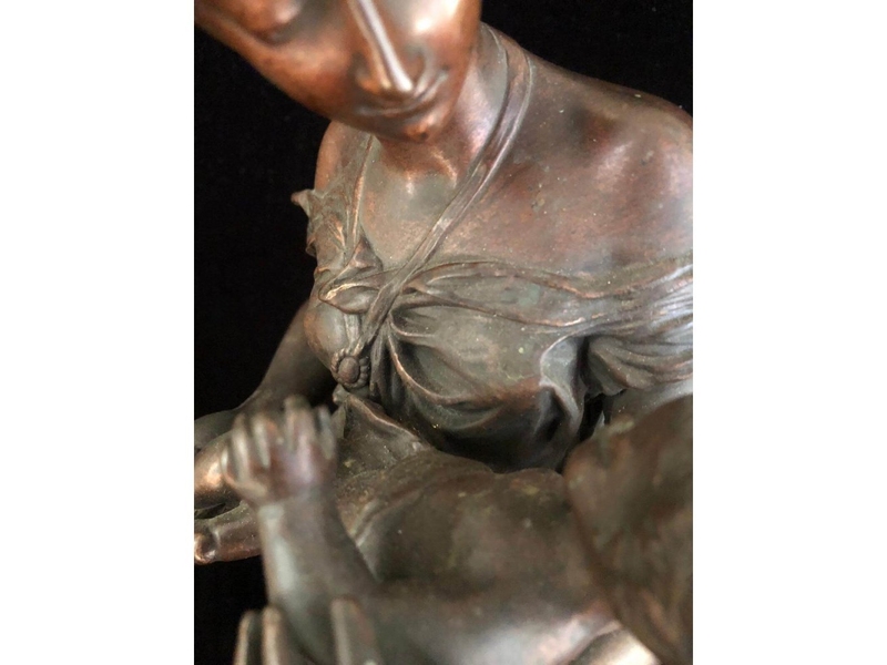 Старинная бронзовая фигура «Мать с ребенком» 10
