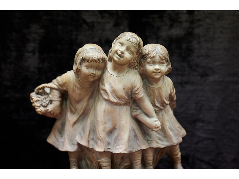 Декоративная статуэтка трех девочек 2
